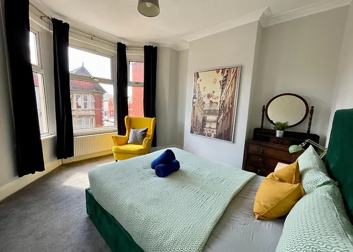 Edwardian City Centre House For Big Groups, Offroad Parking & Hot Tub!