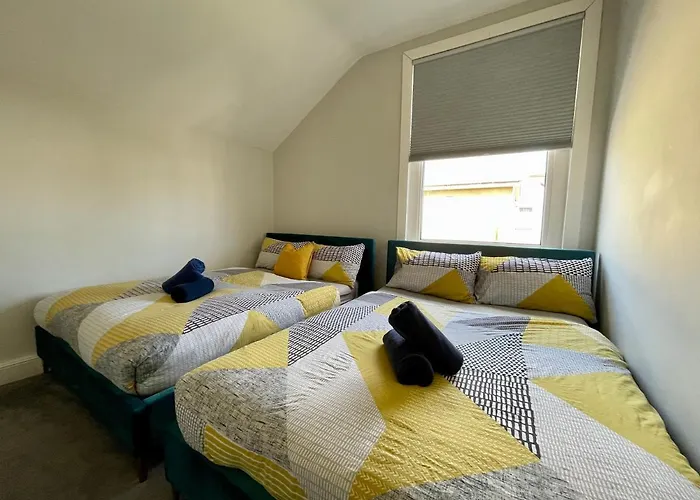 Edwardian City Centre House For Big Groups, Offroad Parking & Hot Tub!