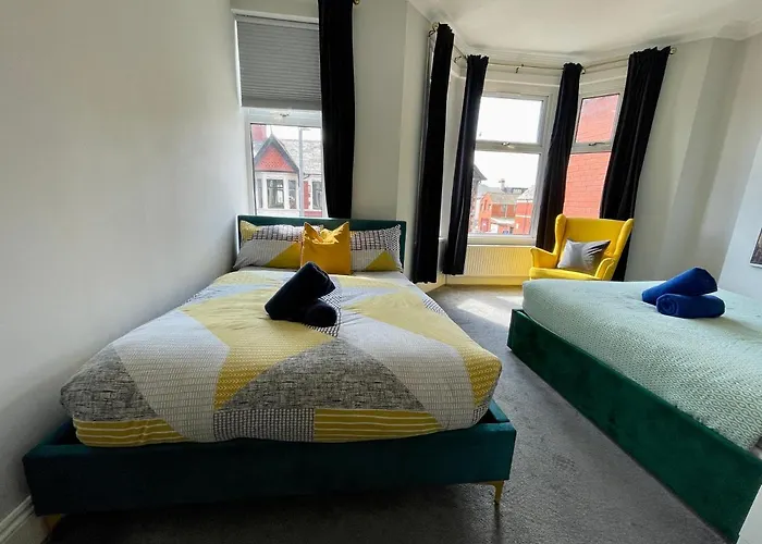Edwardian City Centre House For Big Groups, Offroad Parking & Hot Tub!